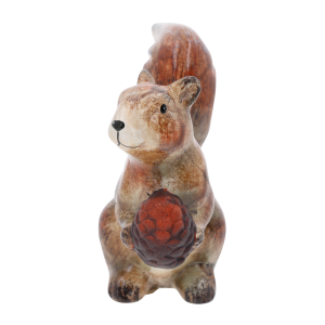 Widok z przodu na ceramiczną figurkę wiewiórki trzymającą szyszkę, idealną jako element jesiennej aranżacji.