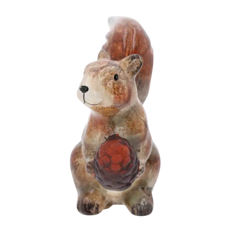 Widok z przodu na ceramiczną figurkę wiewiórki trzymającą szyszkę, idealną jako element jesiennej aranżacji.