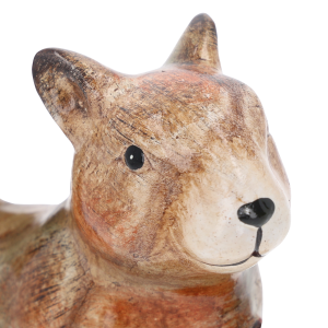 Zbliżenie na głowę ceramicznej wiewiórki, ukazujące detale wykończenia i stylizowany efekt postarzenia.
