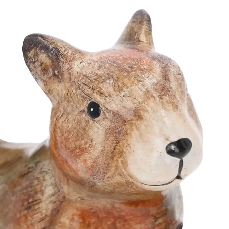 Zbliżenie na głowę ceramicznej wiewiórki, ukazujące detale wykończenia i stylizowany efekt postarzenia.