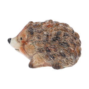 Profil ceramicznej figurki jeża w kolorach brązowo-beżowych. Precyzyjne wykonanie detali pyszczka i kolców.