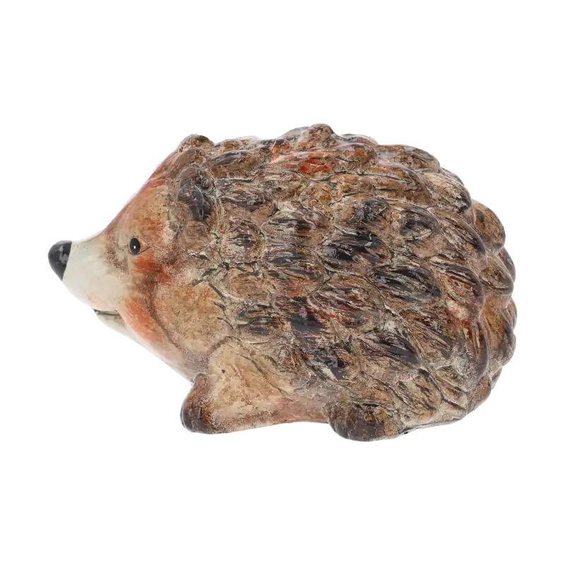 Profil ceramicznej figurki jeża w kolorach brązowo-beżowych. Precyzyjne wykonanie detali pyszczka i kolców.