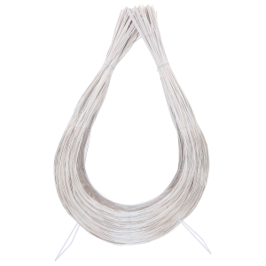 Biały rattanowy kosz do kompozycji o wysokości 70 cm. Smukła forma z naturalnego rattanu jako baza do dekoracji.