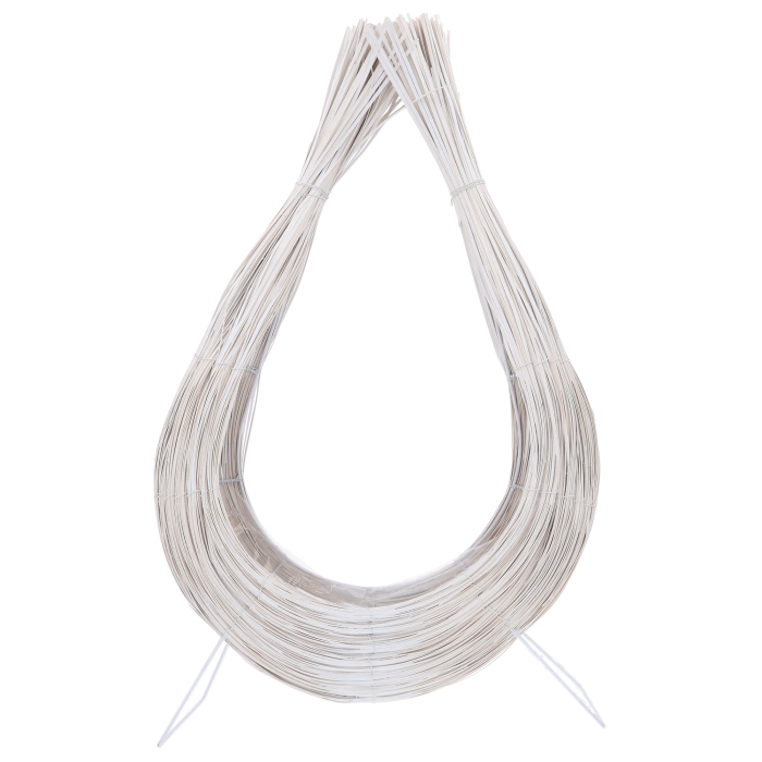 Biały rattanowy kosz do kompozycji o wysokości 70 cm. Smukła forma z naturalnego rattanu jako baza do dekoracji.