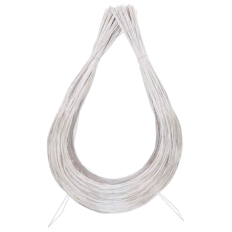 Biały rattanowy kosz do kompozycji o wysokości 70 cm. Smukła forma z naturalnego rattanu jako baza do dekoracji.