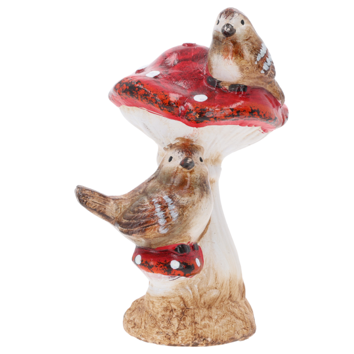 Ceramiczna figurka jesienna muchomor z ptaszkami o wysokości 20 cm. Detal z dwoma ptaszkami na kapeluszu i nóżce grzyba.