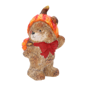 Jesienna figurka dekoracyjna miś w dyniowej czapeczce o wysokości 18 cm, z czerwoną kokardą, utrzymana w brązowo-pomarańczowej kolorystyce.