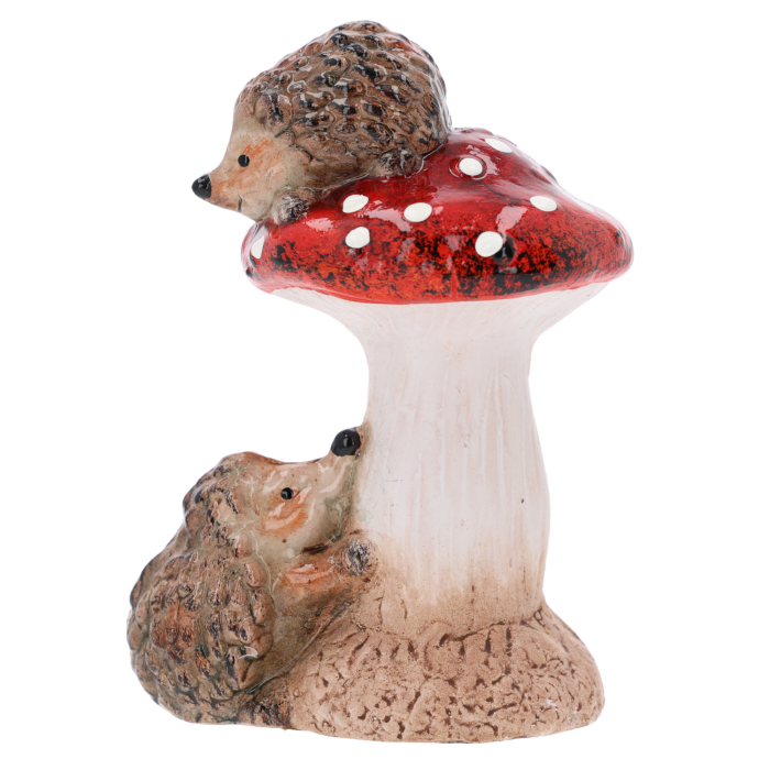 Urocza figurka jesienna przedstawiająca czerwonego muchomora z małymi jeżykami o wymiarach 16x11x7 cm to idealna dekoracja jesienna do domu, która świetnie ozdobi stół, komodę lub parapet, a dostarcza ją hurtownia florystyczna, sklep z dekoracjami