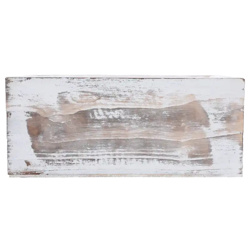 Fragment osłonki drewnianej w zbliżeniu, pokazujący detale przetartej powierzchni w odcieniach bieli i brązu.