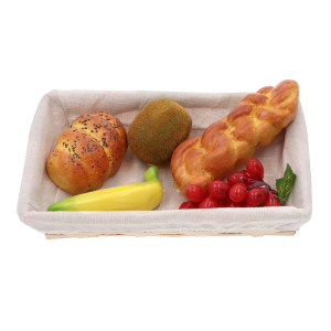 Kosz bambusowy wykorzystany jako dekoracyjna taca na sztuczne owoce, owoce i pieczywo w kuchni lub jadalni.