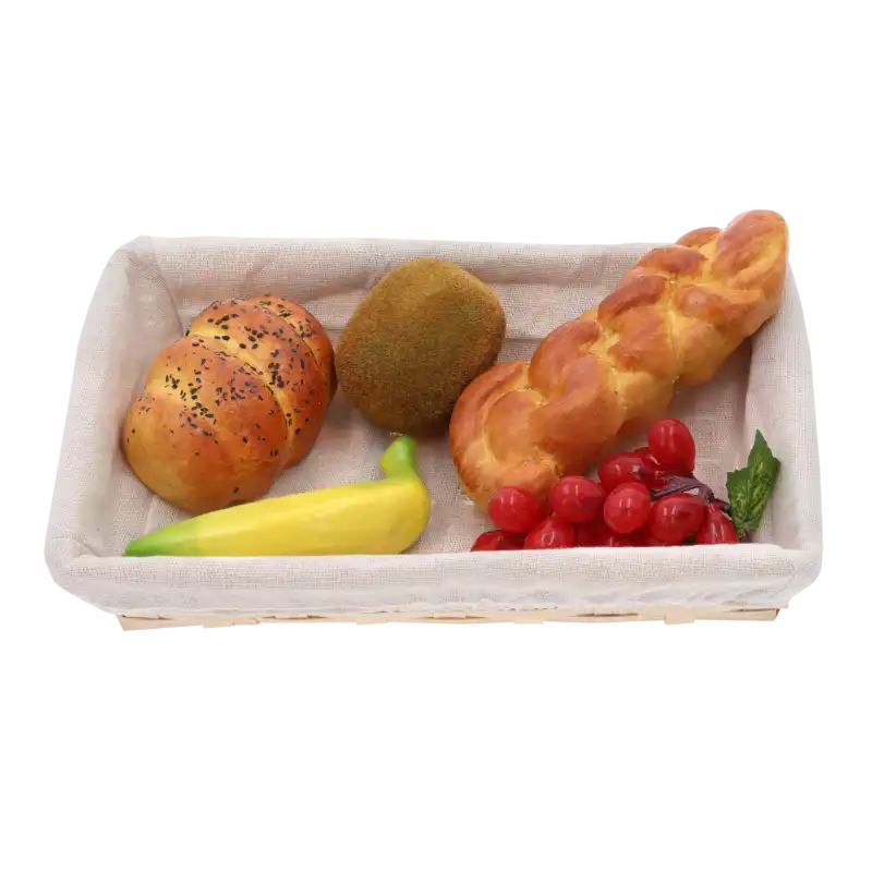 Kosz bambusowy wykorzystany jako dekoracyjna taca na sztuczne owoce, owoce i pieczywo w kuchni lub jadalni.