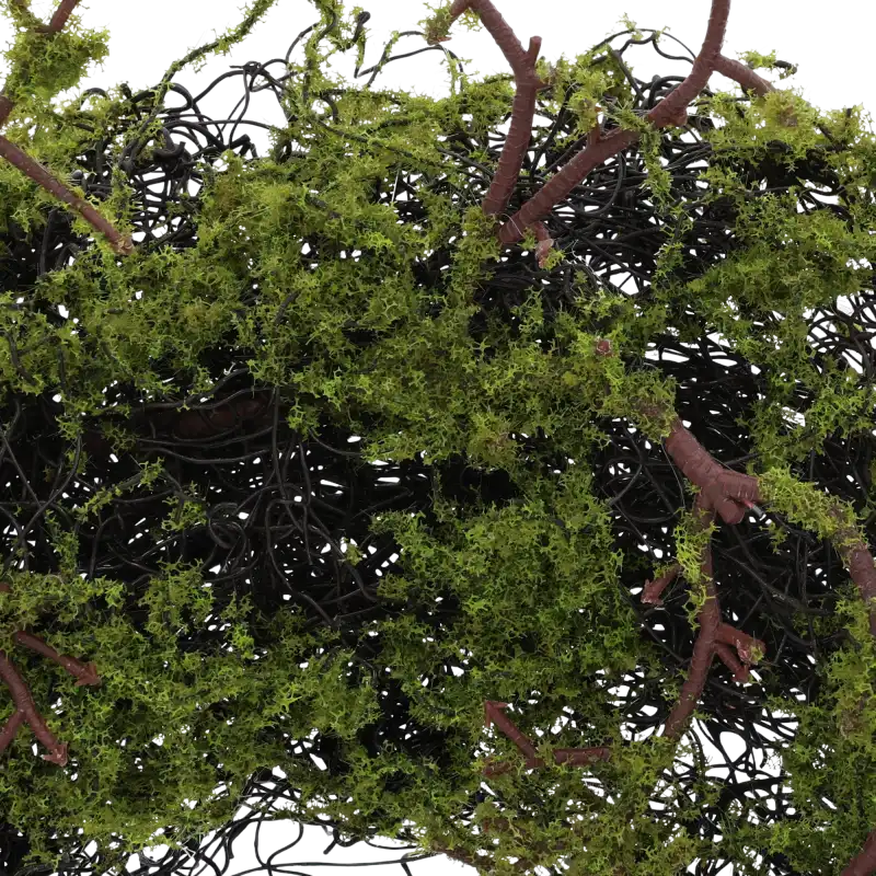 Zbliżenie na detale wianka z mchem. Widoczne precyzyjne pokrycie bazy zielonym mchem oraz faktura naturalnie wyglądających gałązek użytych do konstrukcji.