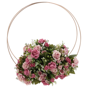 Złote koło dekoracyjne 45 cm ozdobione gęstą kompozycją z różowych róż i zielonych liści, prezentujące gotową aranżację florystyczną.