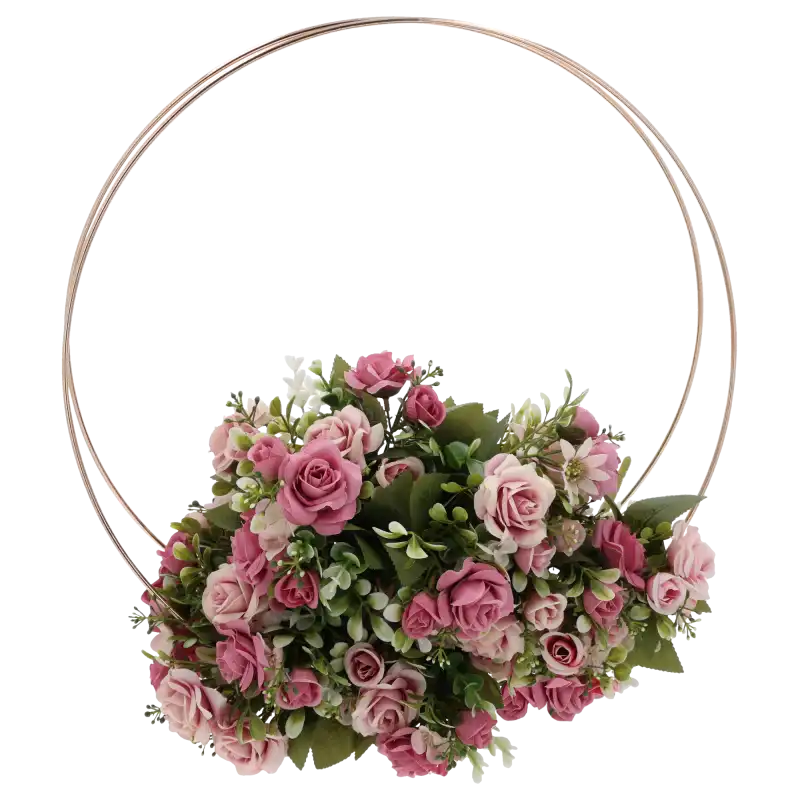Złote koło dekoracyjne 45 cm ozdobione gęstą kompozycją z różowych róż i zielonych liści, prezentujące gotową aranżację florystyczną.