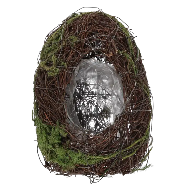 Faszynowa osłonka z mchem w kształcie jajka o wysokości 19 cm. Naturalna dekoracja wiosenna z folią w środku, idealna do aranżacji kwiatowych i wielkanocnych stroików.