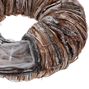 Zbliżenie na fragment bielonego wianka z kory 30 cm, ukazujące detale naturalnego drewna, metalowe wzmocnienia konstrukcji oraz foliową wyściółkę wewnątrz bazy.