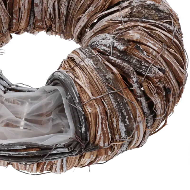 Zbliżenie na fragment bielonego wianka z kory 30 cm, ukazujące detale naturalnego drewna, metalowe wzmocnienia konstrukcji oraz foliową wyściółkę wewnątrz bazy.