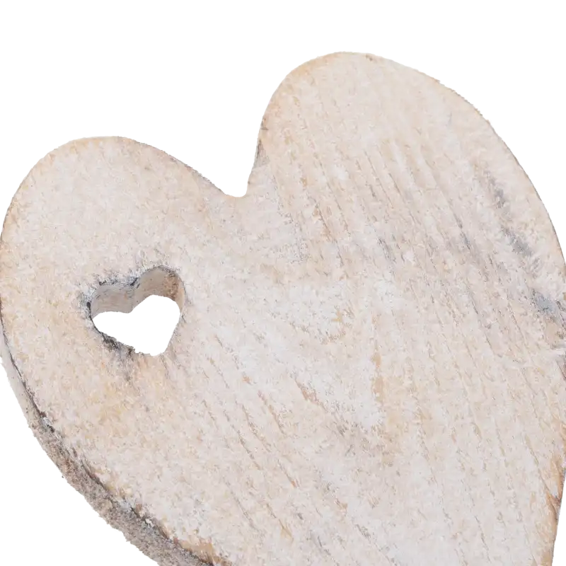 Statuetka w kształcie serca 20 cm drewniana, postarzana ozdoba z z bazy bieli i szarości z wycięciem na kwiaty. Stylowy podkład pod kompozycje florystyczne i stroiki okolicznościowe, hurtownia florystyczna, sklep z dekoracjami.