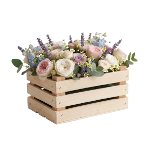 Kompozycja florystyczna z róż i lawendy w naturalnej skrzynce drewnianej, idealna do wnętrz boho.