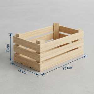Wymiarowanie naturalnej skrzynki drewnianej o długości 23 cm i wysokości 13 cm na szarym tle.