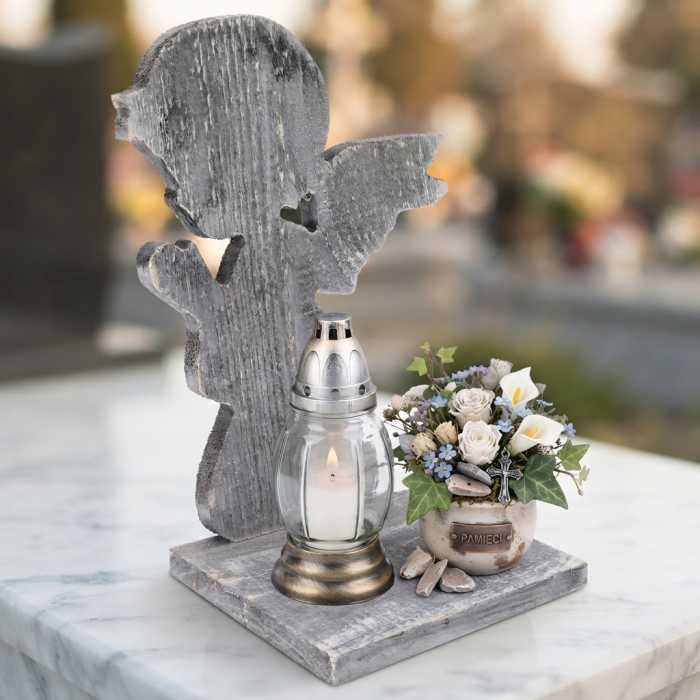 Piękna drewniana statuetka w kształcie anioła o wysokości 31 cm wykorzystana jako ozdoba pomnika. Wykończenie w efektownym postarzanym stylu sprawia, że produkt stanowi elegancki punkt centralny zarówno na tradycyjnych, jak i nowoczesnych nagrobkach.
