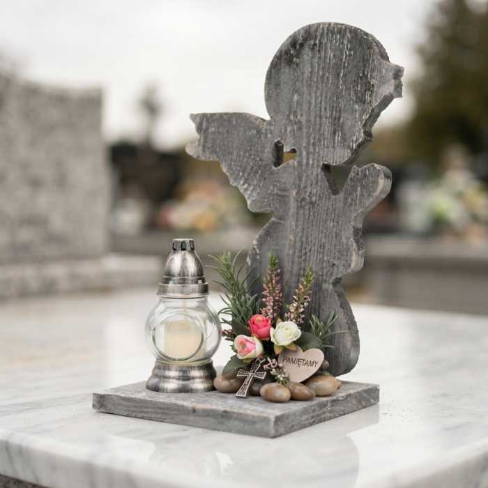 Piękna drewniana statuetka w kształcie anioła o wysokości 30 cm wykorzystana jako ozdoba pomnika. Wykończenie w efektownym postarzanym stylu sprawia, że produkt stanowi elegancki punkt centralny zarówno na tradycyjnych, jak i nowoczesnych nagrobkach.