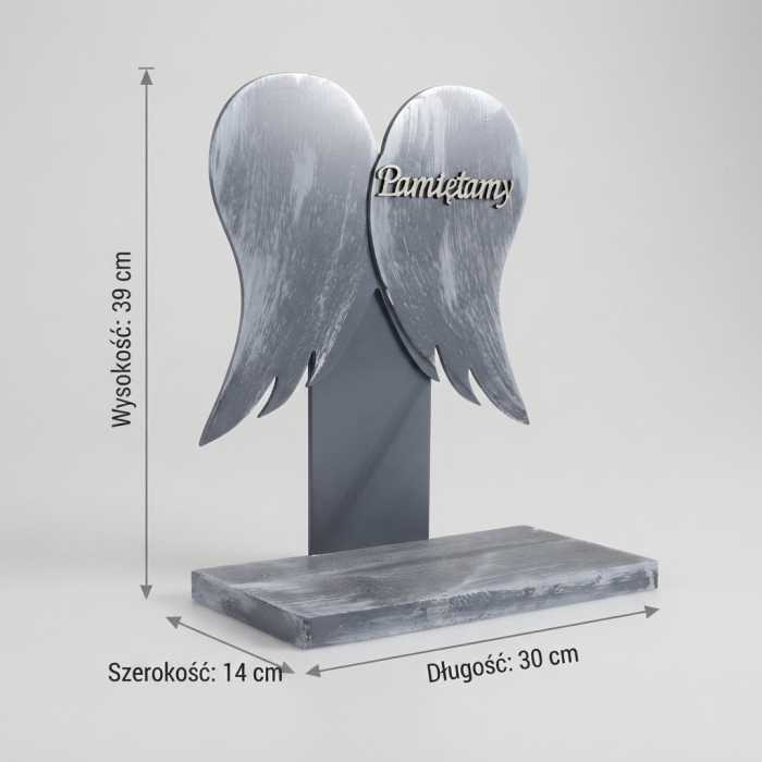 Nagrobna statuetka w kształcie skrzydeł anioła wykonana w efektownym stylu z naturalnego drewna. Duża powierzchnia użytkowa oraz szary kolor konstrukcji ułatwiają tworzenie zróżnicowanych kompozycji na Wszystkich Świętych.