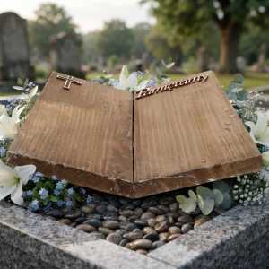 Widok statuetki książki od tyłu, prezentujący konstrukcję drewnianej podstawy i sposób łączenia elementów