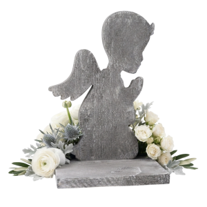Szara statuetka z aniołem o wysokości 36 cm wyeksponowana na nagrobku wraz z wiosenną dekoracją z kwiatów.