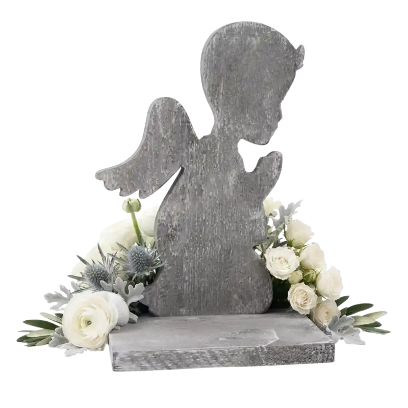 Szara statuetka z aniołem o wysokości 36 cm wyeksponowana na nagrobku wraz z wiosenną dekoracją z kwiatów.