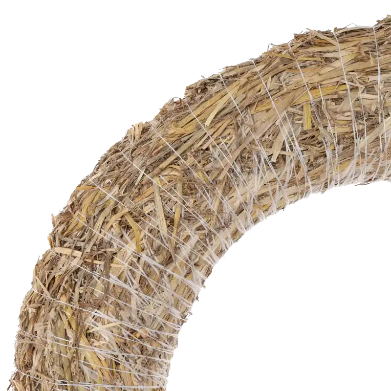 Zbliżenie na strukturę wianka ze słomy, ukazujące sposób owinięcia naturalnego materiału cienką nicią.