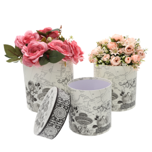 Komplet flower boxów w stylu vintage udekorowanych sztucznymi kwiatami, idealny pomysł na elegancką oprawę prezentu.