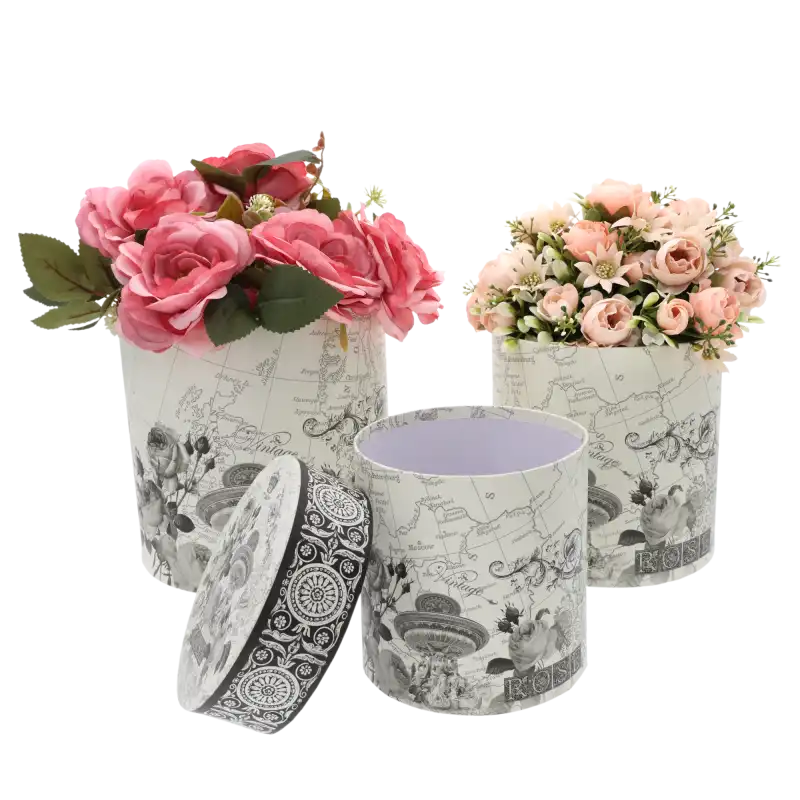 Komplet flower boxów w stylu vintage udekorowanych sztucznymi kwiatami, idealny pomysł na elegancką oprawę prezentu.