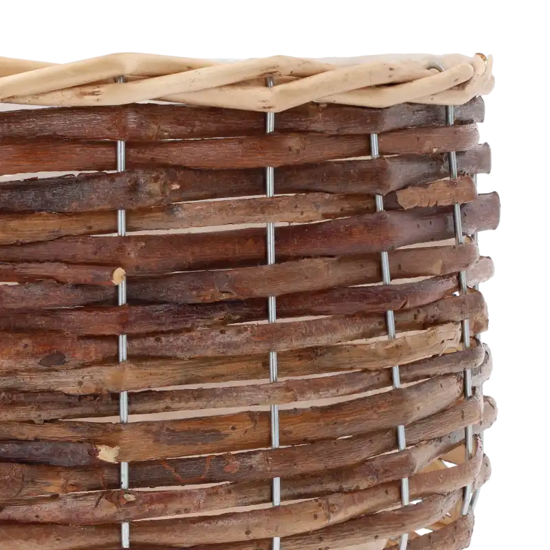 Dokładne zbliżenie na strukturę bocznego splotu. Profil uwypukla misterne, ręczne wyplatanie z naturalnej wikliny na drucianym stelażu. Wybierz artykuły Trend Deco do swojej kreatywnej pracowni.