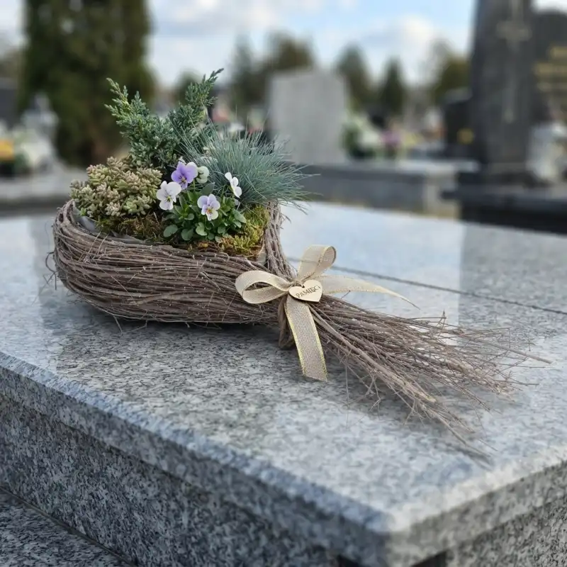 Kompozycja florystyczna z bluszczem w drewnianej osłonce z patyków. Romantyczny kształt serca świetnie prezentuje się na drewnianym stole w salonie.