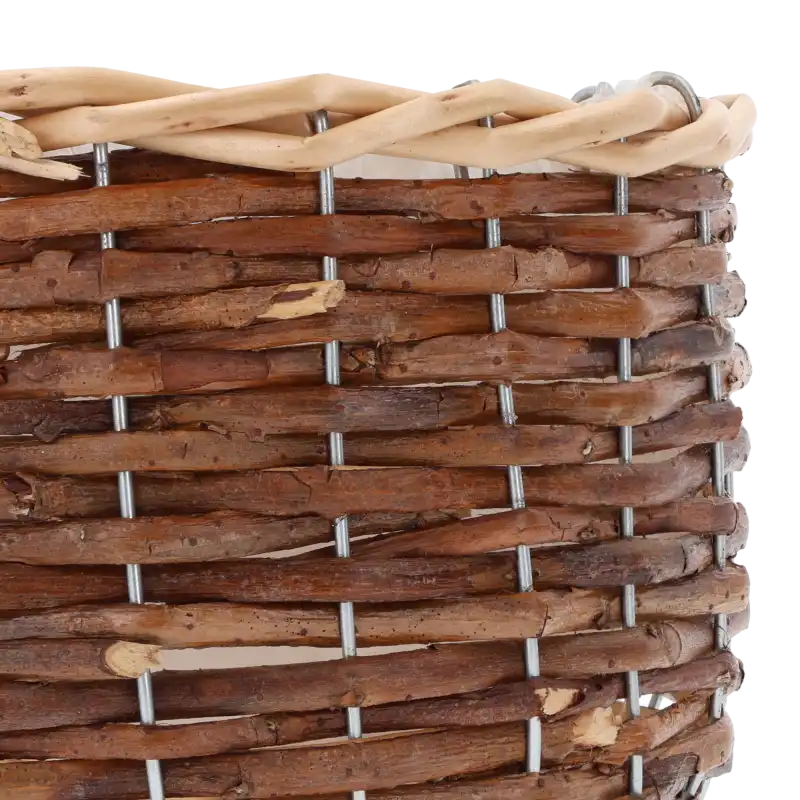 Zbliżenie na splot naturalnej wikliny oraz jasny, dekoracyjny rant okrągłej osłonki na kwiaty.