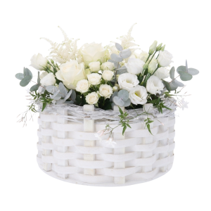 Biała okrągła osłonka rattanowa 32 cm wypełniona bukietem białych róż oraz eukaliptusem, tworząca elegancką dekorację kwiatową.