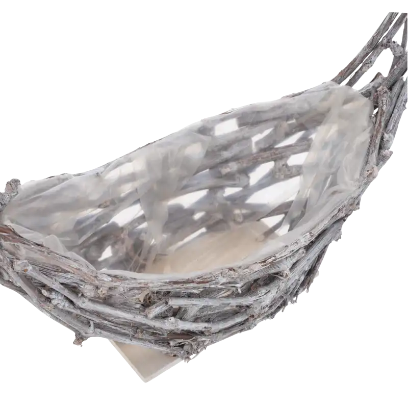 Półprofil koszyka serce z gałęzi o wysokości 45 cm, ukazujący głębokość osłonki i naturalne sploty materiału.