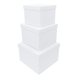 Zestaw 3 białych kwadratowych pudełek flowerboxów z pokrywkami, ustawionych jedno na drugim. Elegancka oprawa prezentów i kwiatów.