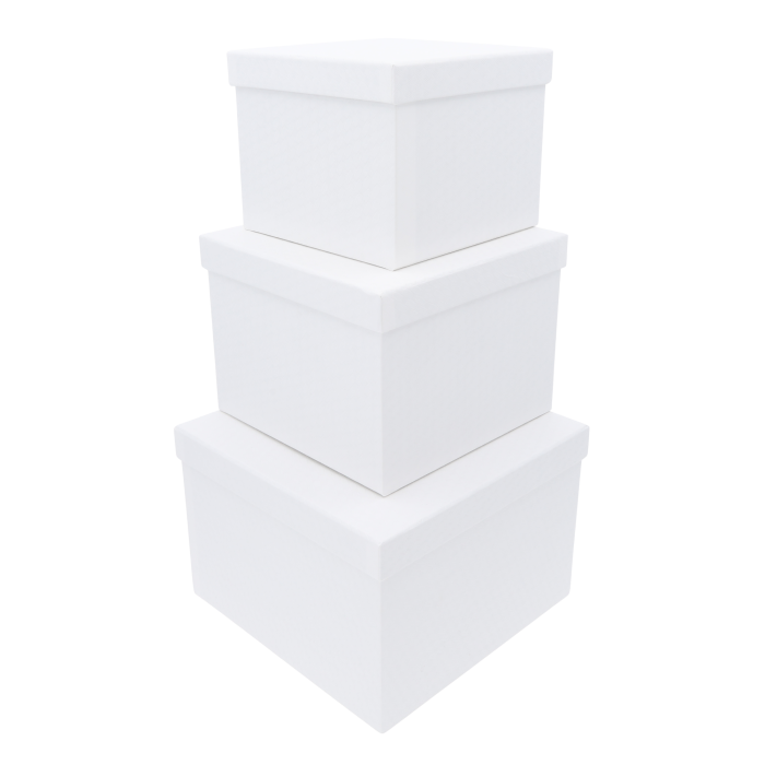 Zestaw 3 białych kwadratowych pudełek flowerboxów z pokrywkami, ustawionych jedno na drugim. Elegancka oprawa prezentów i kwiatów.