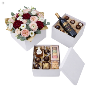 Trzy białe pudełka flowerboxy prezentujące różne warianty wypełnienia: kwiaty, wino ze słodyczami oraz zestaw upominkowy.