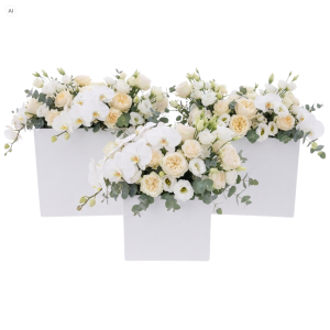 Trzy białe kwadratowe flowerboxy wypełnione jasnymi kwiatami i storczykami, ustawione obok siebie w dekoracyjnej aranżacji.
