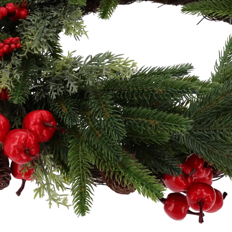 Zbliżenie na czerwone owoce i igliwie wianka świątecznego Trend Deco