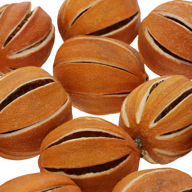 Zestaw naciętych suszonych pomarańczy Trend Deco ułożonych na jednolitym czarnym tle.