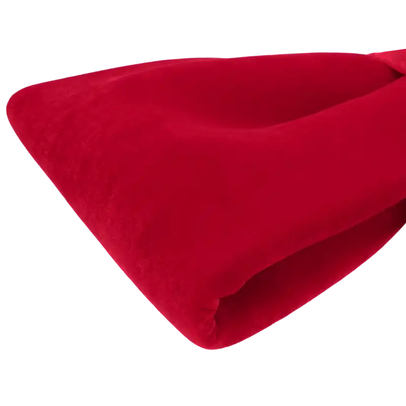 Zbliżenie na miękką, welurową fakturę czerwonej kokardy dekoracyjnej Trend Deco