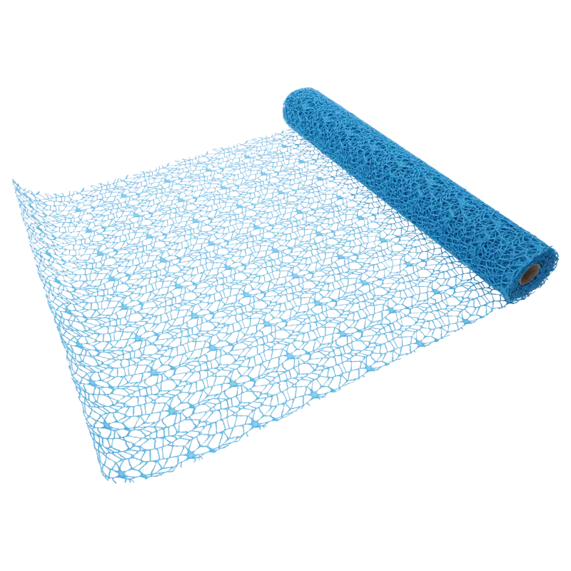 Rozwinięty arkusz niebieskiej siatki dekoracyjnej organza na białym tle od Trend Deco.