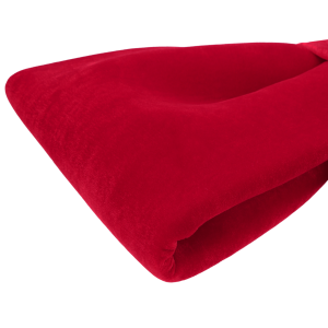 Zbliżenie na puszystą krawędź i miękką fakturę czerwonej kokardy welurowej marki Trend Deco.