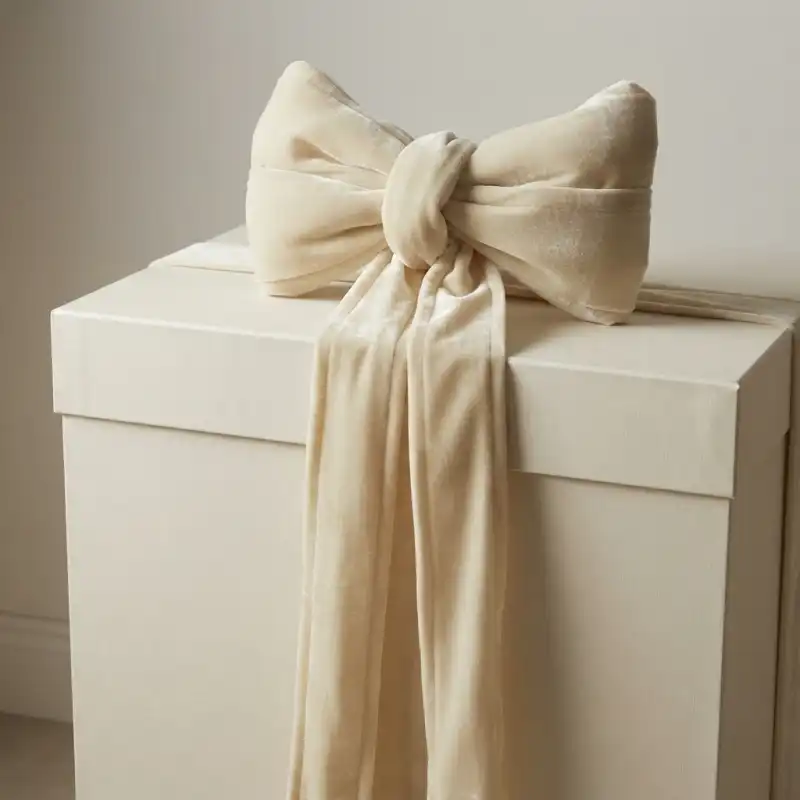 Kremowa welurowa kokarda ozdobna 150 cm ułożona na eleganckim pudełku