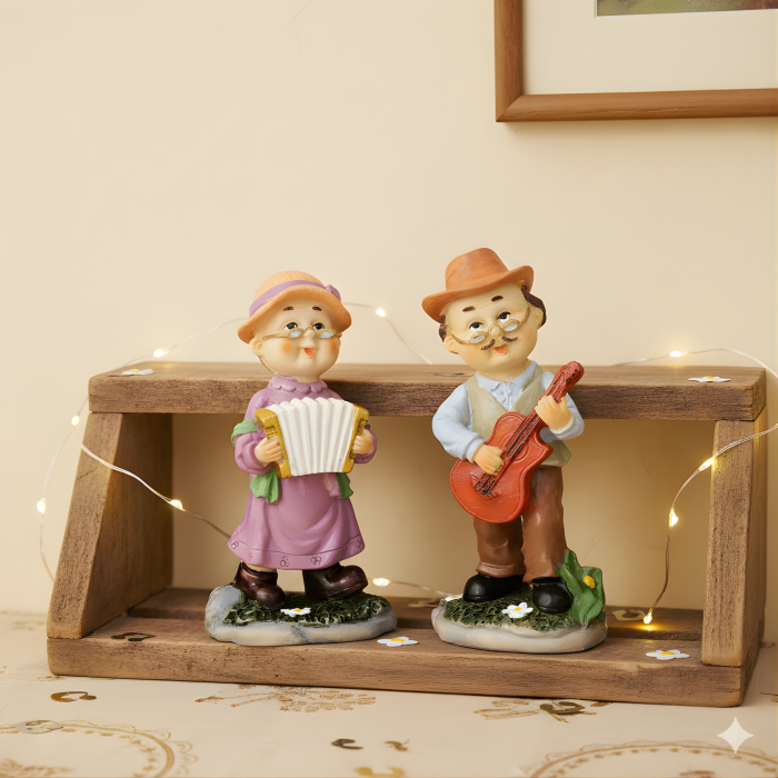 Ozdobna figurka dziadek z gitarą 12 cm stojąca na drewnianej półce obok babci grającej na akordeonie.