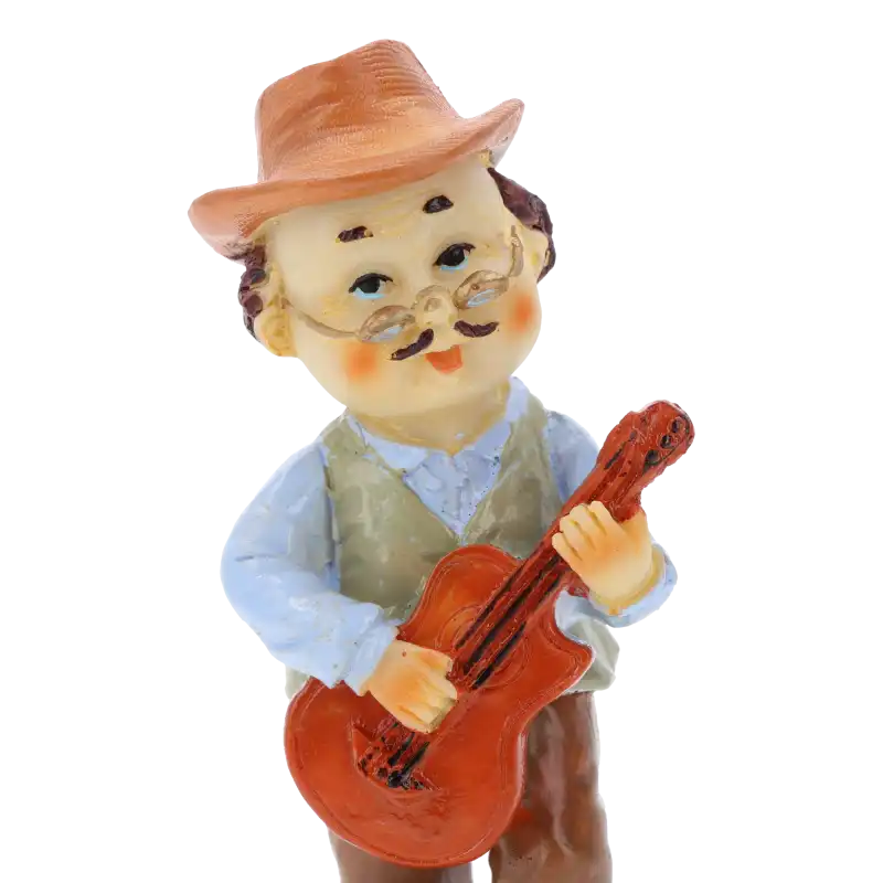Figurka przedstawiająca dziadka z gitarą o wysokości 12 cm